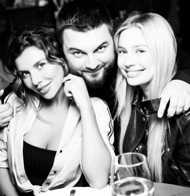 Анна Седокова устроила развратную фотосессию в ночном клубе