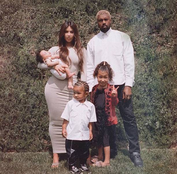 Ким Кардашьян умилила семейной фотографией