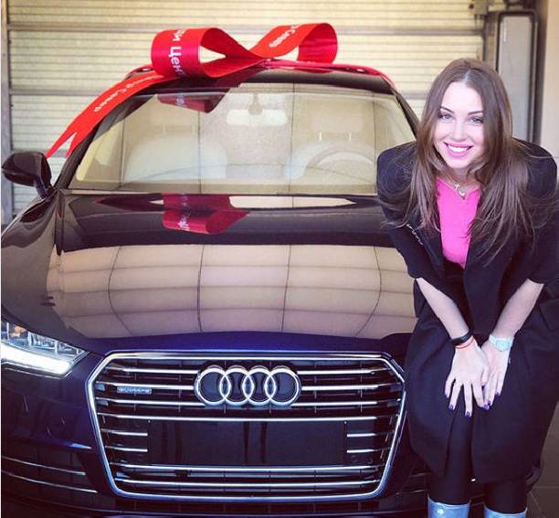 Дмитрий Дибров подарил супруге роскошный автомобиль