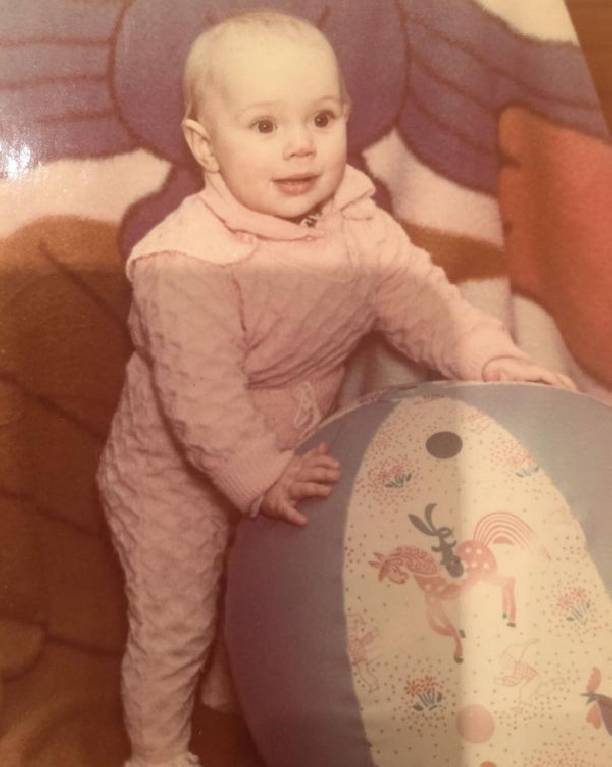 Яна Кошкина поделилась архивным снимком себя в младенчестве