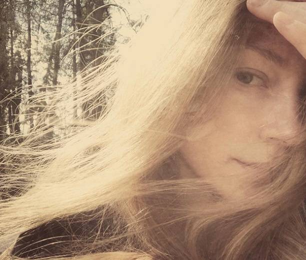 Светлана Ходченкова поделилась нежным селфи без макияжа