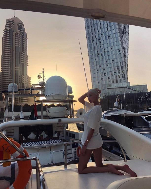 Алена Шишкова развлекается на яхте с мужчинами