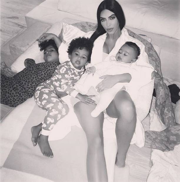 Ким Кардашьян умилила снимком с тремя детьми