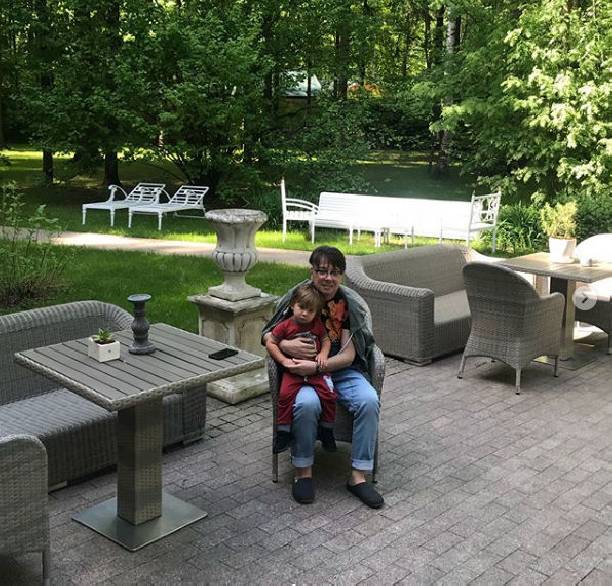 Галина Юдашкина с новорожденным сыном вернулась в Россию