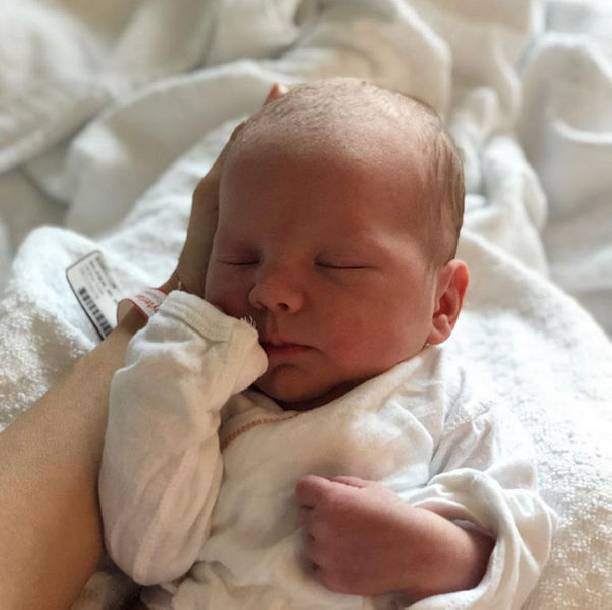 В Сети появилось первое фото новорожденного сына Алека Болдуина