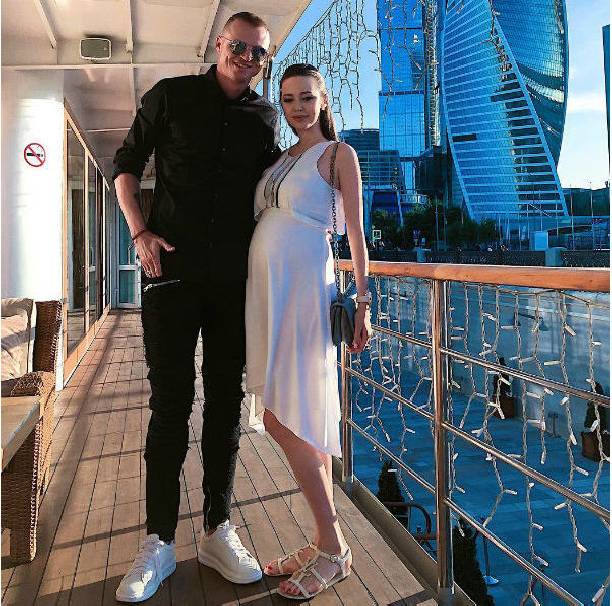Дмитрий Тарасов и беременная Анастасия Костенко вышли в свет