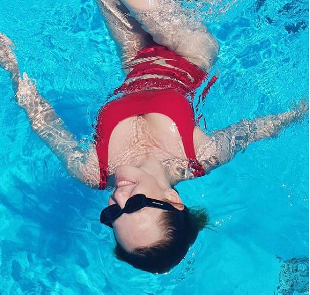 Альбина Джанабаева восхитила фигурой в красном купальнике