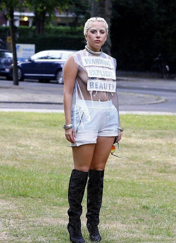 Леди Гага ужаснула папарацци вульгарным платьем и латексными ботинками-копытцами