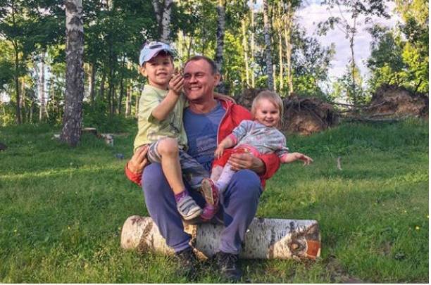 Степан Меньщиков заселяет экс-супругу с детьми поближе к себе