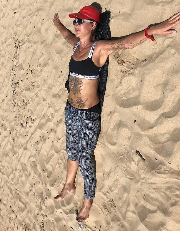 Ирина Хакамада засветила огромные татуировки на своем теле