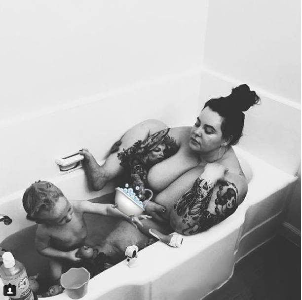 Тесс Холлидей приняла ванну вместе с сыном