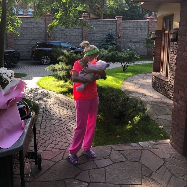Лера Кудрявцева сбежала от новорожденной дочери