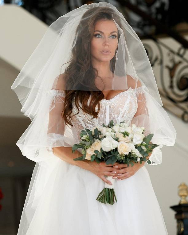 Развратное свадебное платье беременной Тани Терёшиной вызвало шквал эмоций