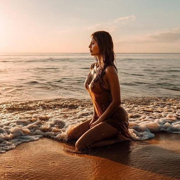 Виктория Боня обнажила грудь на пляже Пхукета