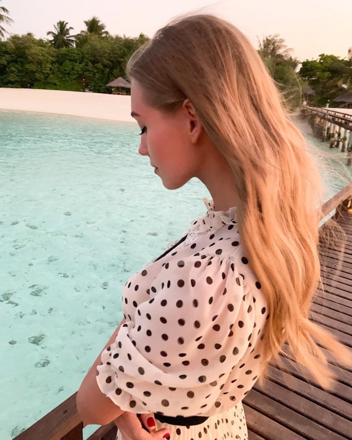 Голенькая Кристина Асмус прошлась по пляжу Мальдивских островов