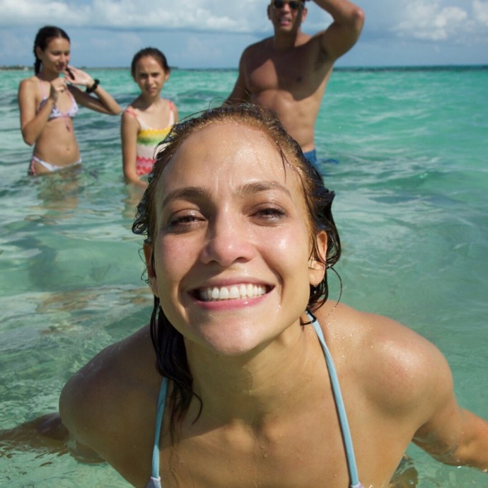 Дженнифер Лопес поразила подтянутой фигурой на отдыхе на Багамах