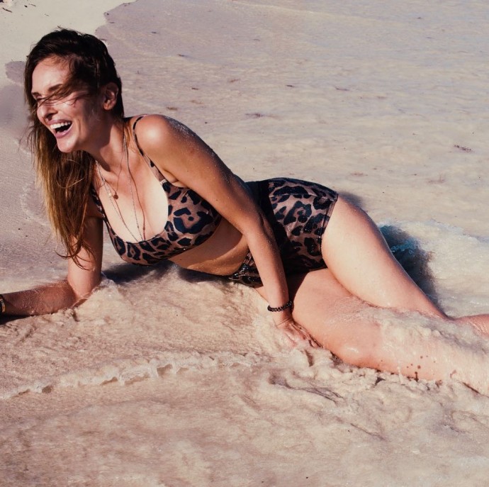 Софья Кашатнова сделала пляжную фотосессию в купальнике через 1.5 месяца после родов