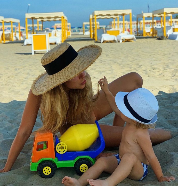 Стефания Маликова опубликовала пляжную фотосессию с младшим братом
