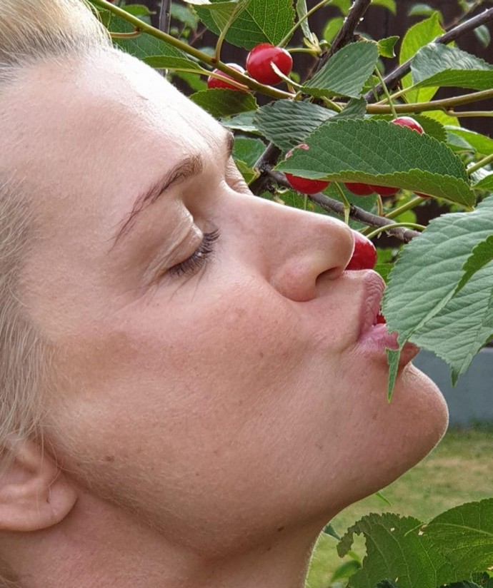Светлана Хоркина продемонстрировала эротичный процесс поедания вишни