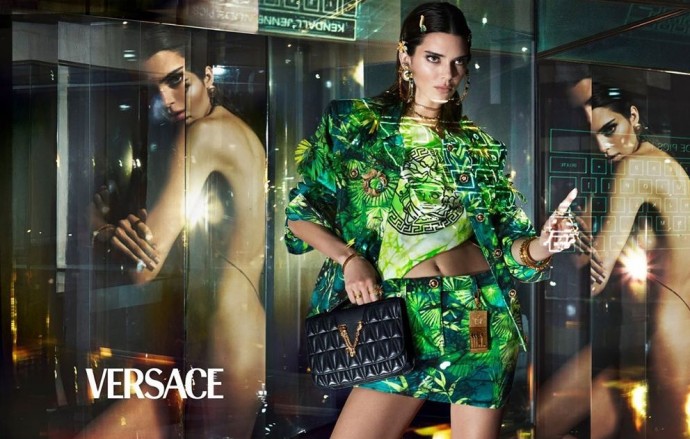 Совершенно обнажённая Кендалл Дженнер позирует для Versace в компании Дженнифер Лопес