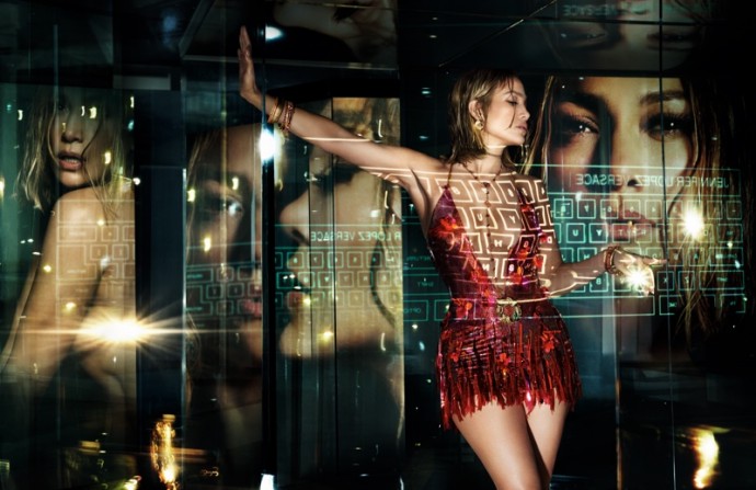 Совершенно обнажённая Кендалл Дженнер позирует для Versace в компании Дженнифер Лопес