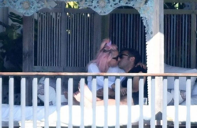 Леди Гага в халатике на голое тело целуется с новым бойфрендом