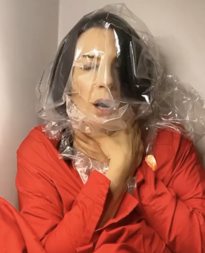 "Как страшно, когда тебе нечем дышать": Екатерина Стриженова поделилась видео с пакетом на голове