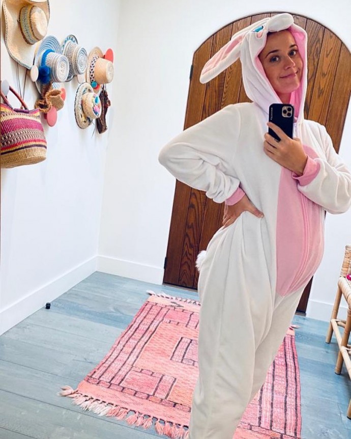 Беременная Кети Перри примерила костюм кролика
