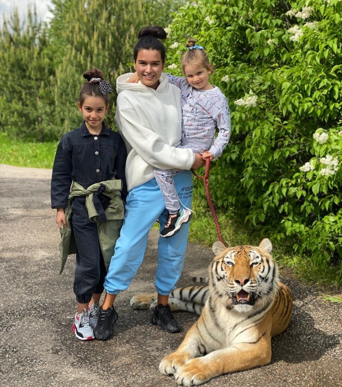Ксению Бородину раскритиковали за фото детей с тигром