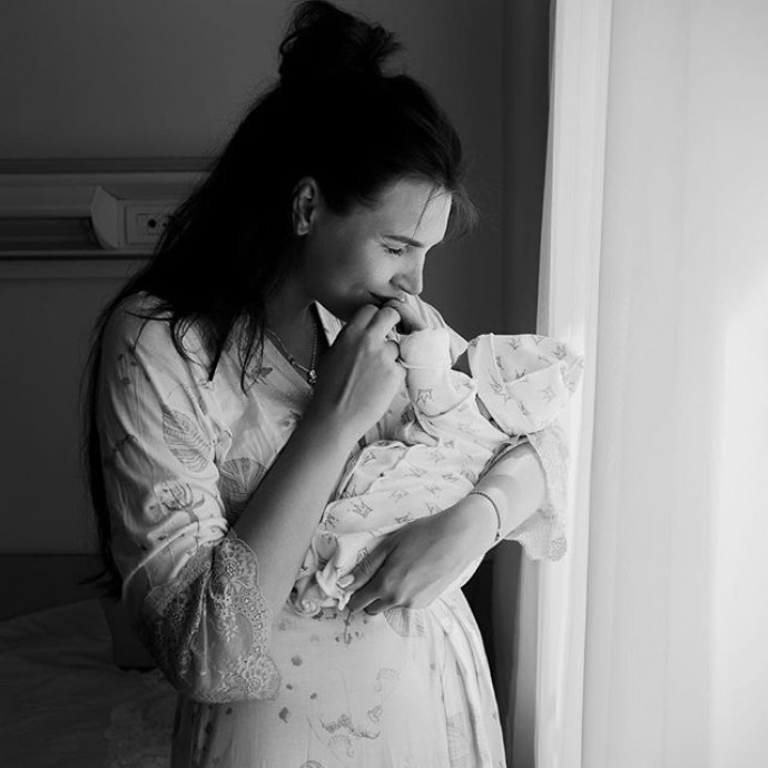 Элла Суханова показала фото с новорожденной дочерью