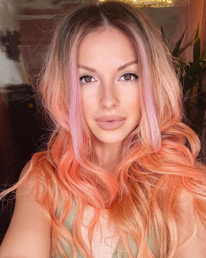 Нюша перекрасила волосы в персиковый цвет