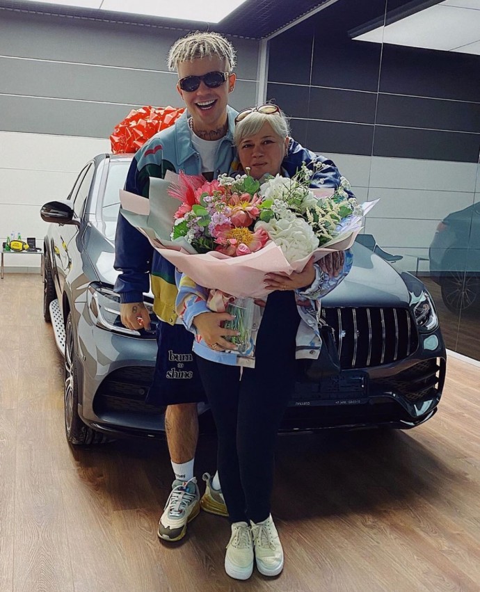 После того как Ивлееву обвинили в жадности, Элджей подарил маме машину за 3 миллиона рублей
