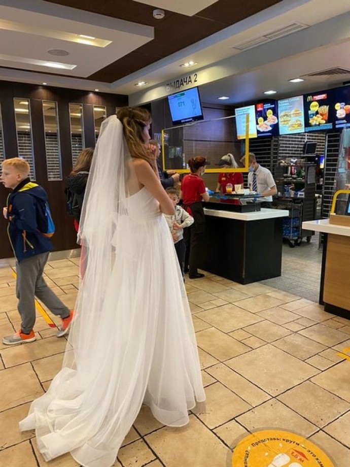 Певица Женя Малахова отпраздновала свадьбу в McDonald’s