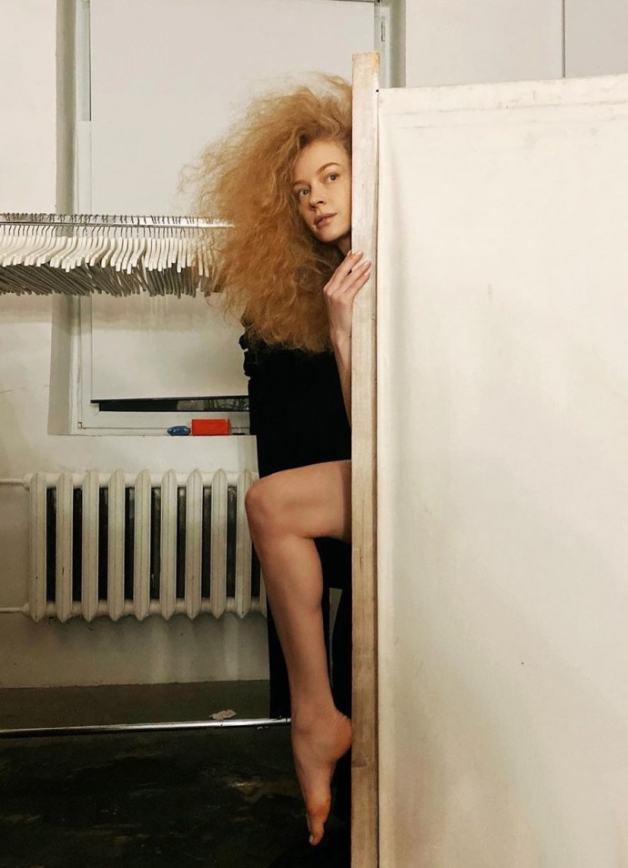 Светлана Ходченкова с причёской "взрыв на макаронной фабрике" выглянула из-за ширмы