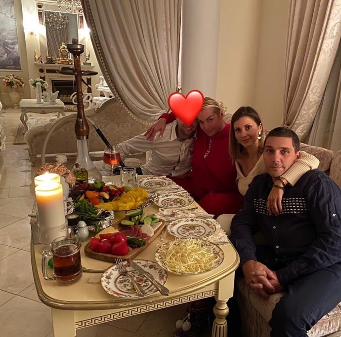 На фоне грядущей свадьбы бывшего мужа, Анастасия Волочкова показала нового возлюбленного
