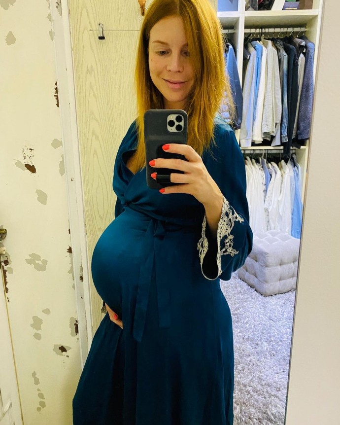 Наталья Подольская продемонстрировала живот на последнем месяце беременности
