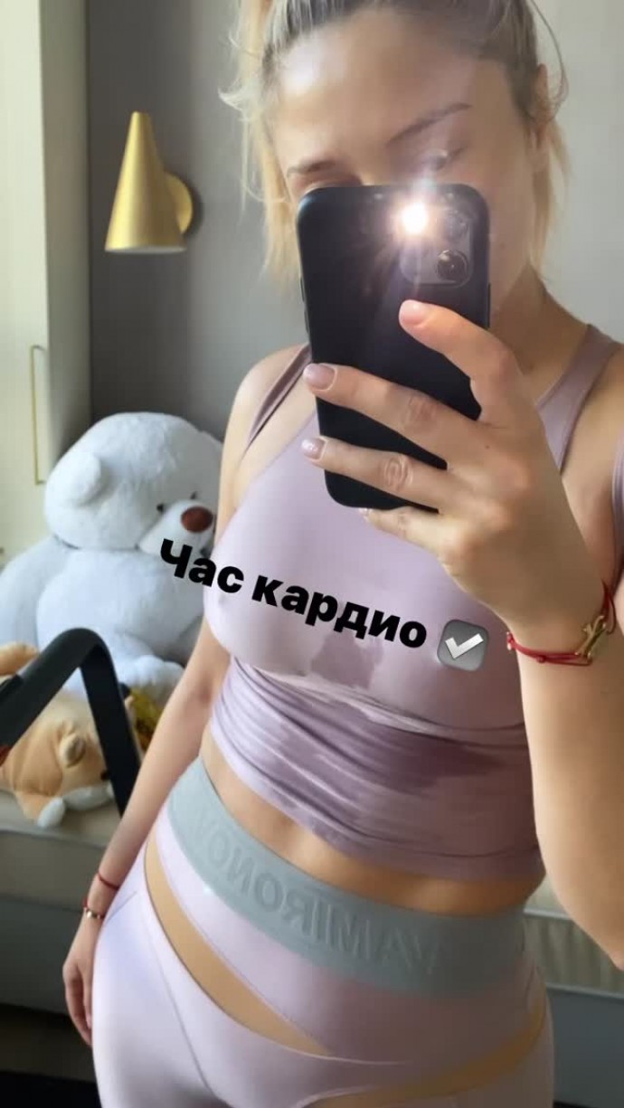 Наталья Рудова показала, как вспотела ее грудь после тренировки в зале