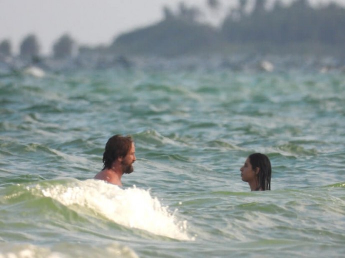 Холостяк Джерард Батлер замечен с новой девушкой на диком пляже