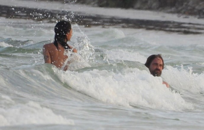 Холостяк Джерард Батлер замечен с новой девушкой на диком пляже