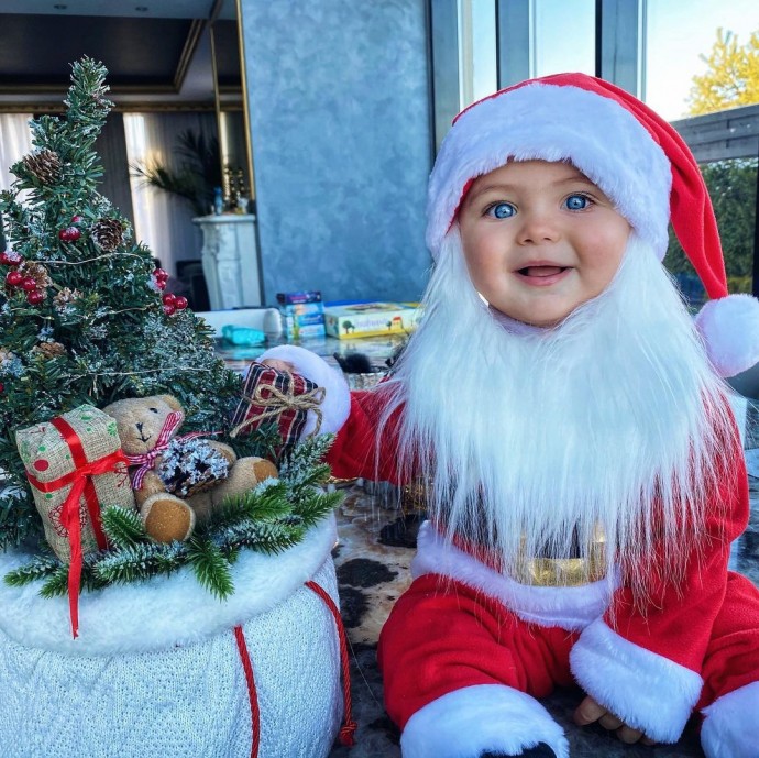 Оксана Самойлова переодела сына в костюм Санта-Клауса