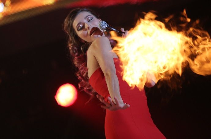 Регина Тодоренко устроила половой акт на сцене новогоднего шоу