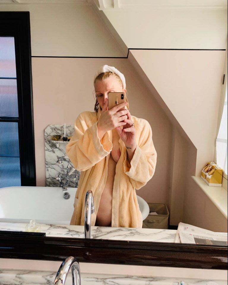 54-летняя Кортни Лав опубликовала обнажённое селфи без цензуры из ванной
