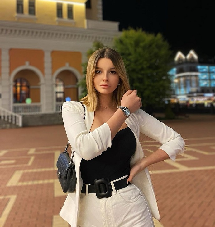 Саша Стриженова отметила 20-летие в платье с грандиозным декольте
