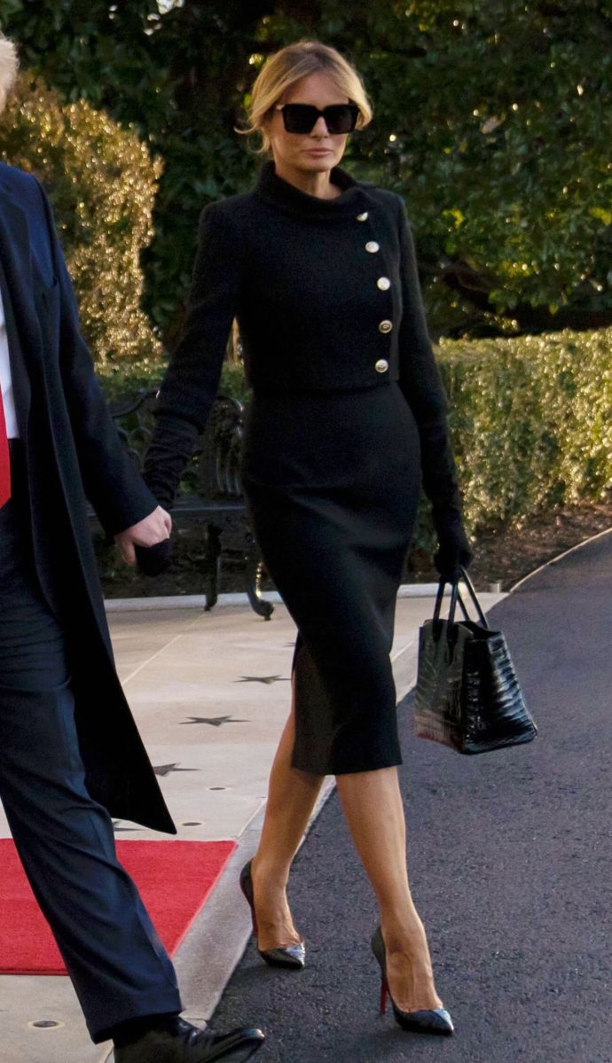 Мелания Трамп в элегантном наряде покинула Белый дом