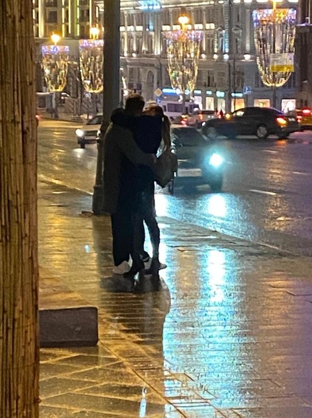 В Сети появилось видео, как женатый Клим Шипенко запускает руку в задний карман брюк Агаты Муцениеце