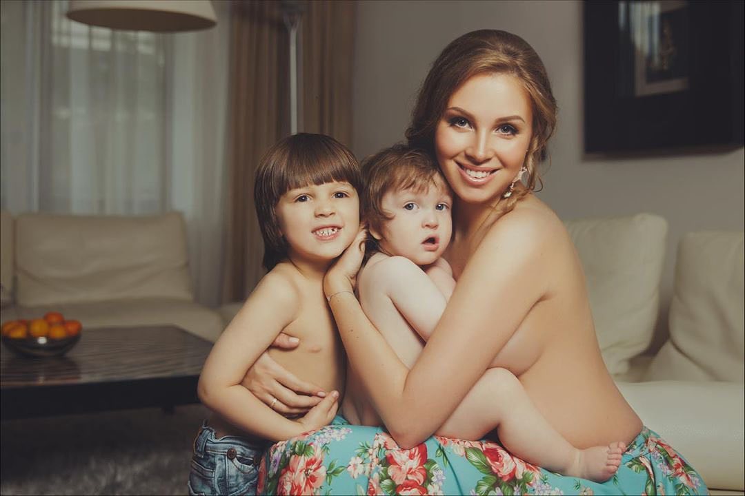 Полина Диброва опубликовала снимок, на котором сидит топлес возле сыновей