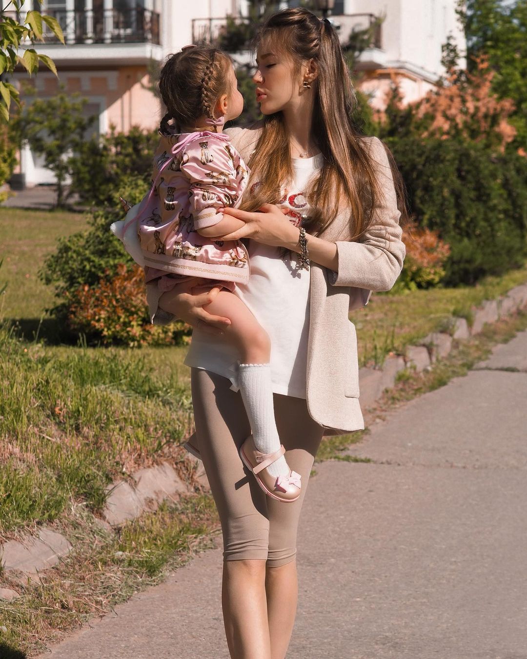 "Моё тело болит": Анастасия Костенко раскрыла менее радужную сторону третьей беременности