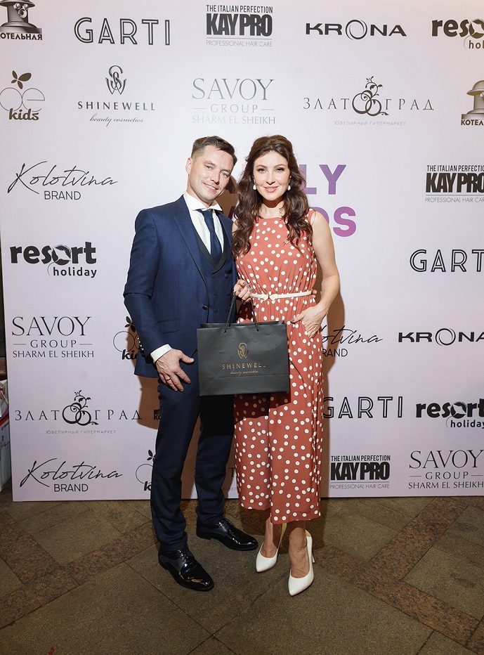 Анастасия Макеева и Роман Мальков получили первую семейную премию, а Лиза Арзамасова вышла свет с огромным животиком 