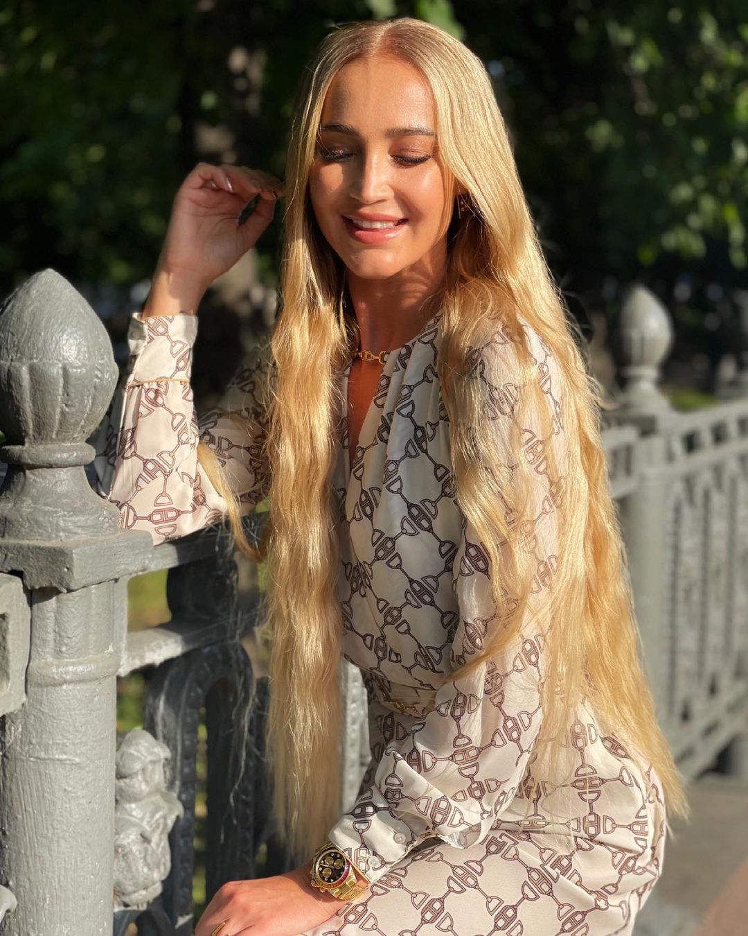 На снимках без фотошопа с новым цветом волос Ольга Бузова выглядит удручающе