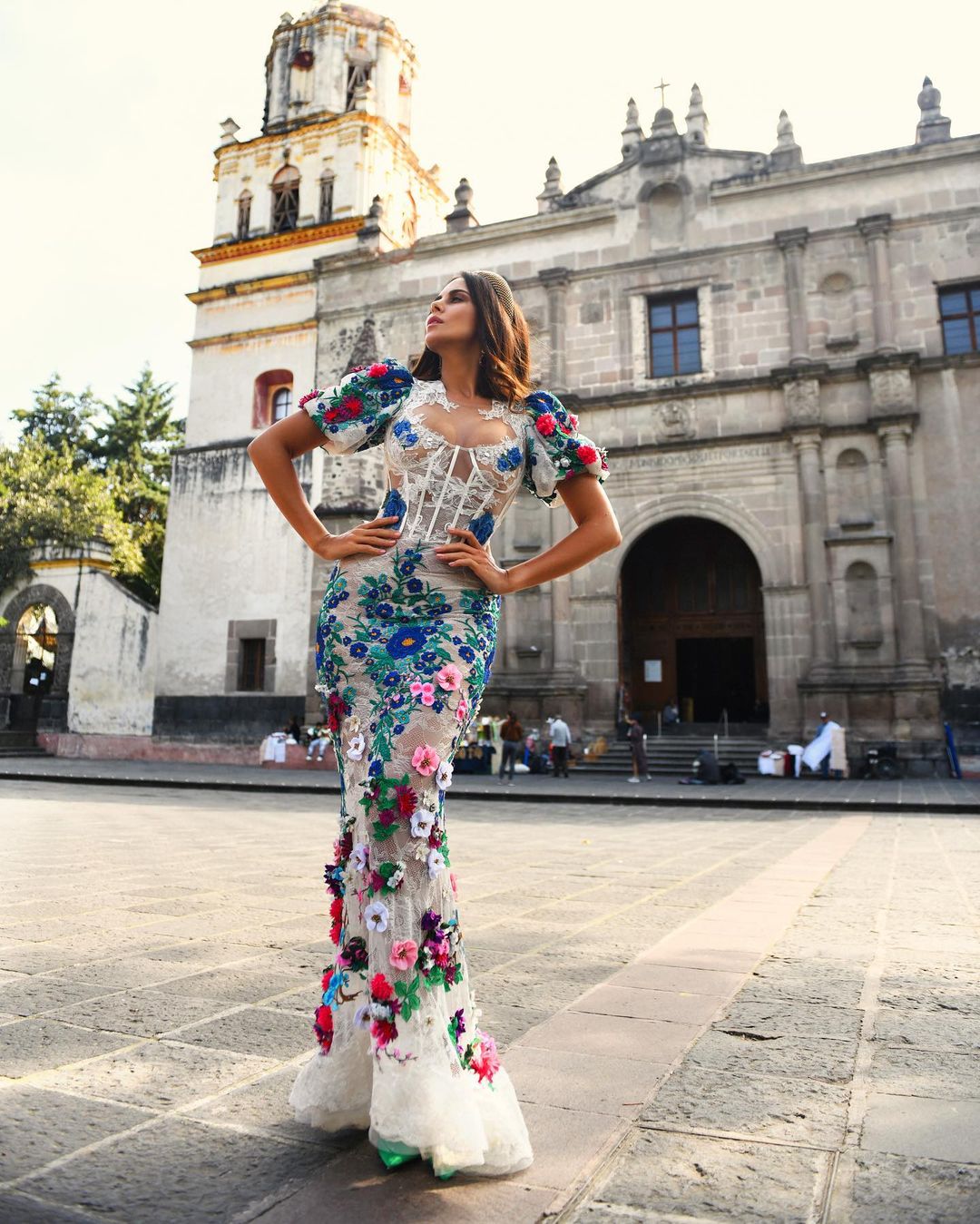 Настя Каменских вышла на улицу Мехико в платье из прозрачной ткани
